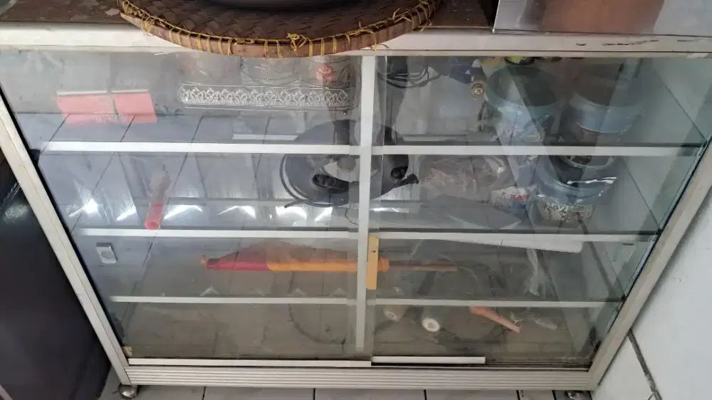 Etalase Kaca Almunium