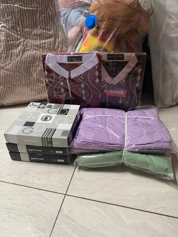 Atasan, sarung , mukena