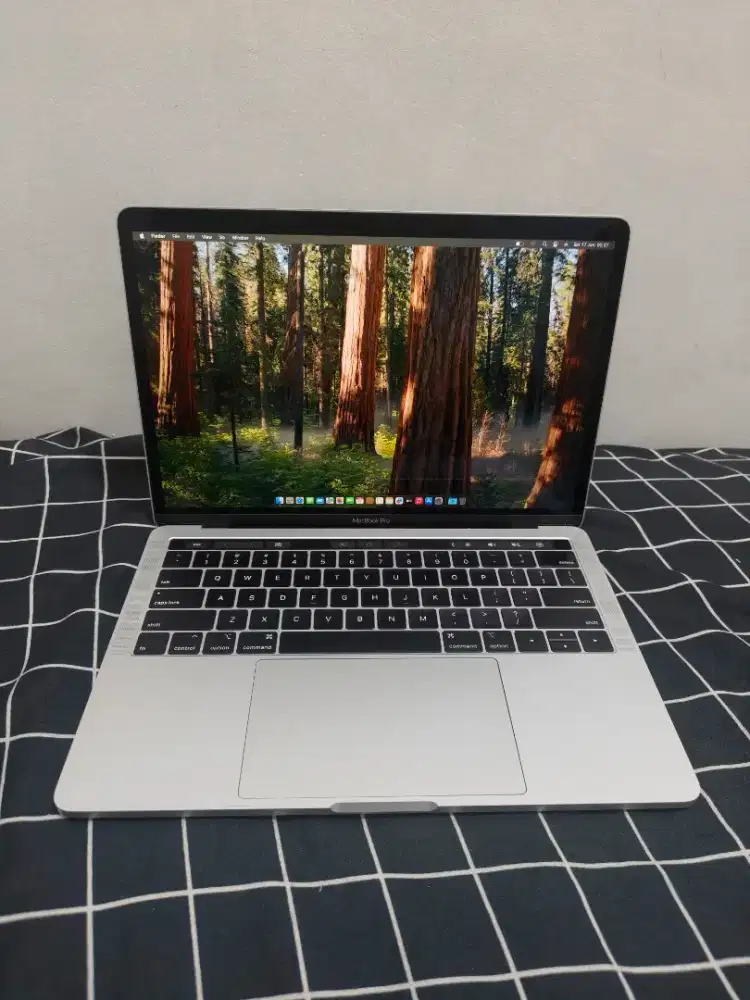 Macbook pro 13 inch 2019 i5 8gb/256gb