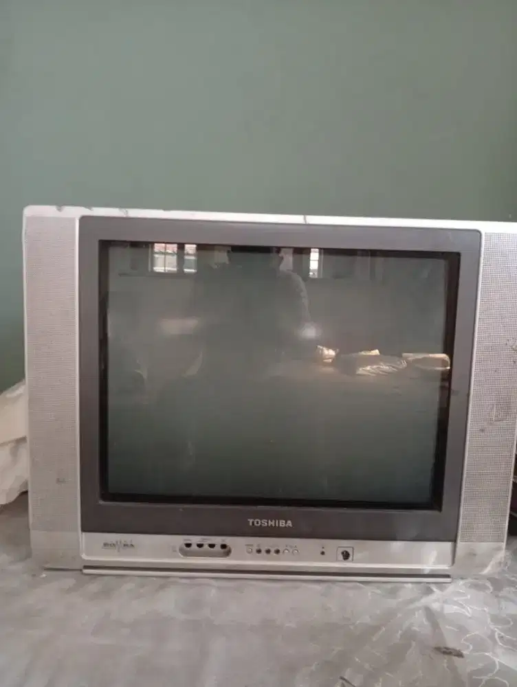 Televisi Tabung merk Toshiba.