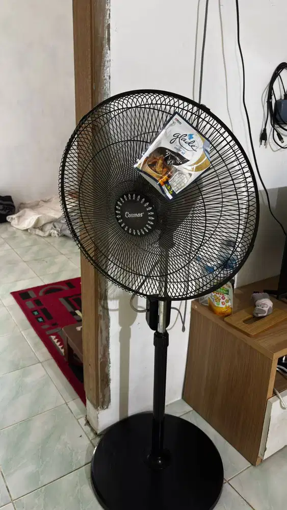 Kipas Angin Berdiri COSMOS