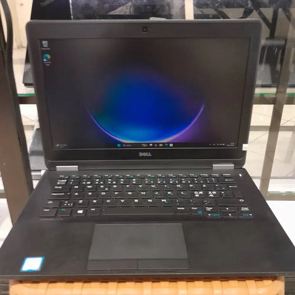 Dell Latitude E7270 core i7 Gen 6 RAM 8GB SSD 256GB 12.5 INCH FHD Ori
