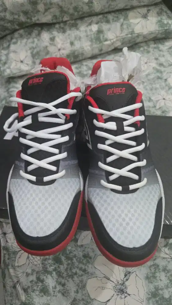 Sepatu tenis prince