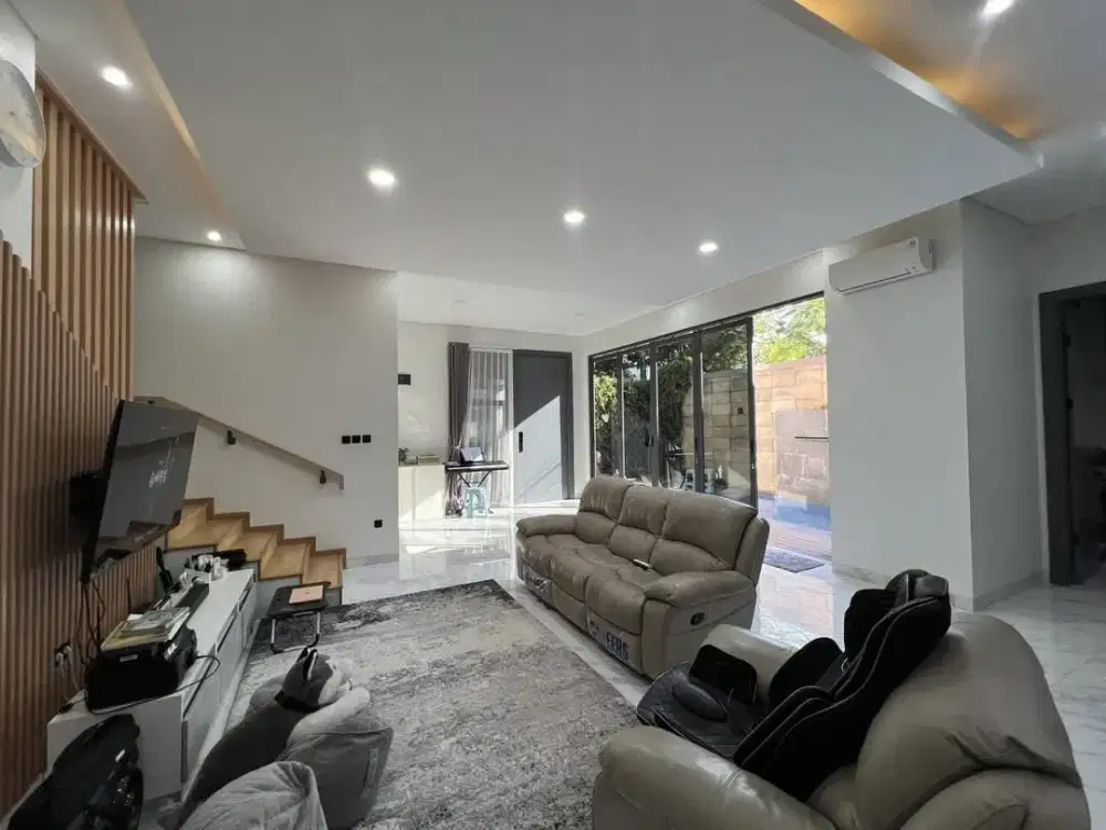 Dijual Rumah dengan Kolam Renang Semi Furnished Siap Huni Modern Minimalis Lokasi di Turangga Bandung