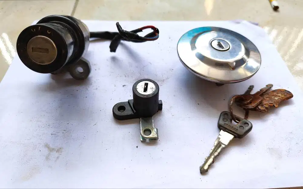 Kunci 1 set dan tutup tangki VIXION 2012