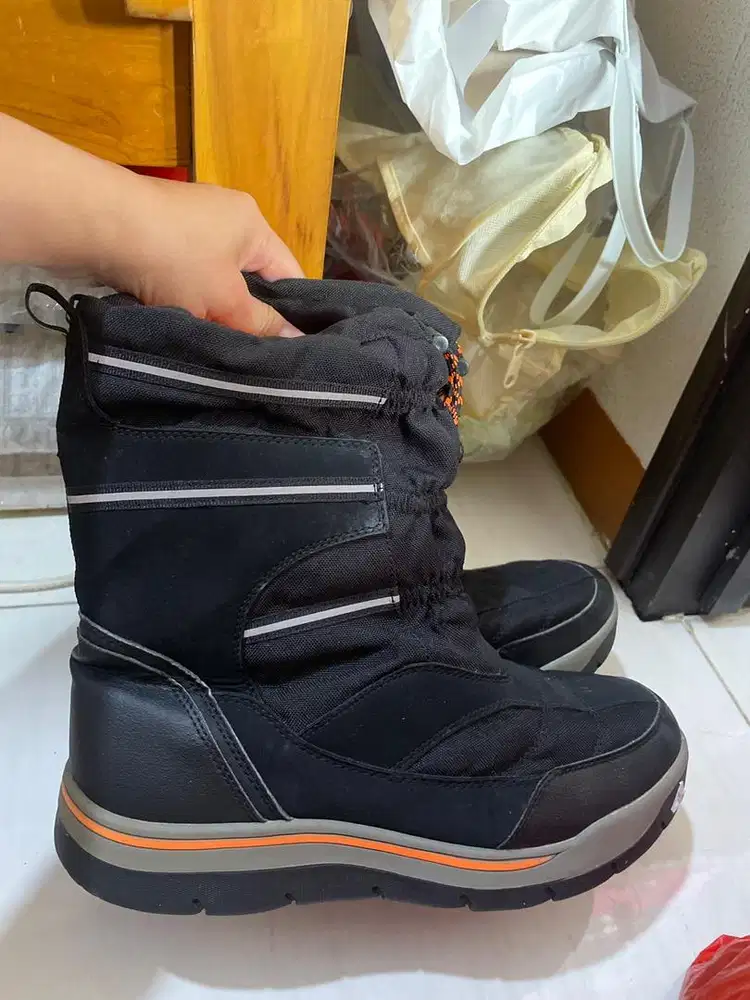 sepatu cowok merek next