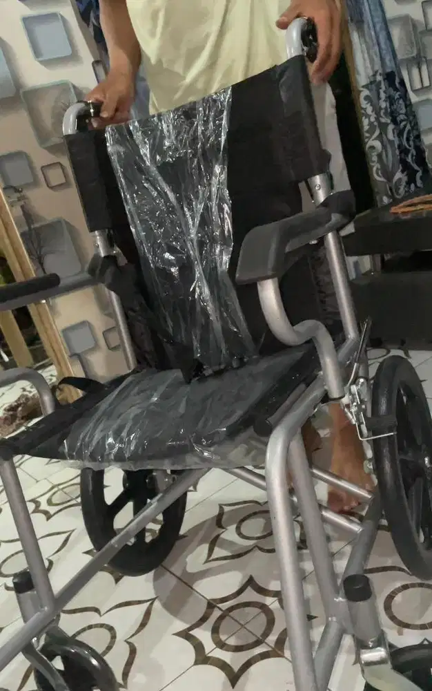 Menjual kursi roda baru buka