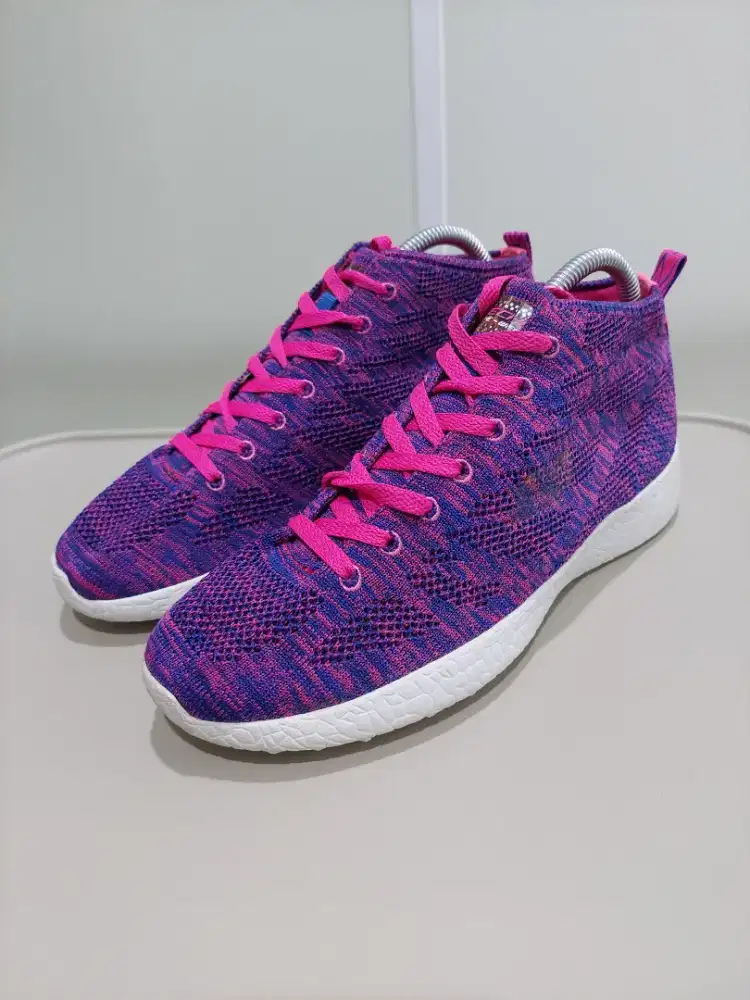 Sepatu Running Skechers Burst Divergent - size 38