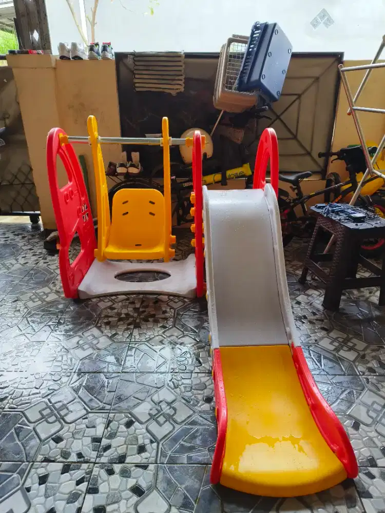 Perosotan dan ayunan anak