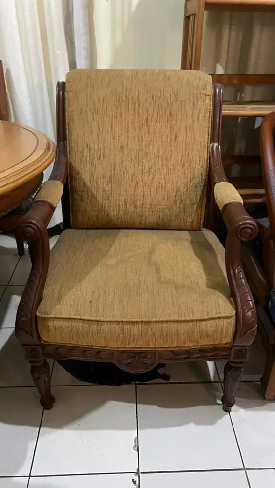 Kursi Tamu Kayu Ukir  –  Klasik (Preloved)
