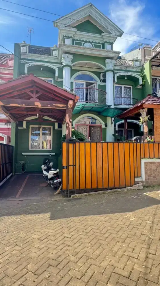 Di jual butuh vila 2 LT berikut isi nya lokasi di Gren aple Cipanas