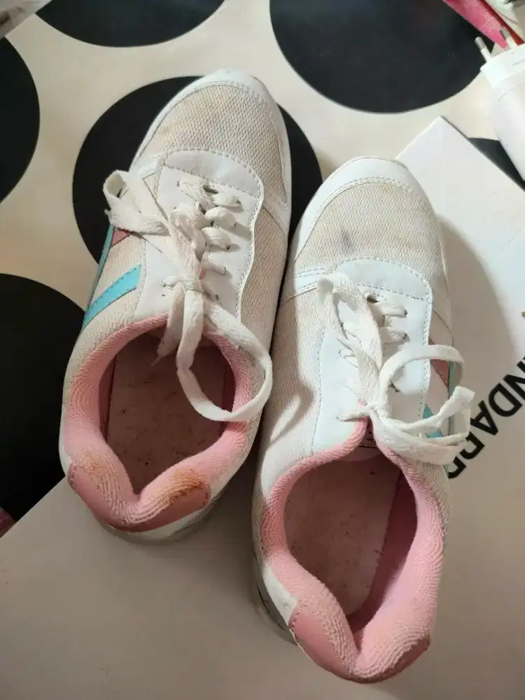 sepatu UK 38 masih nagus