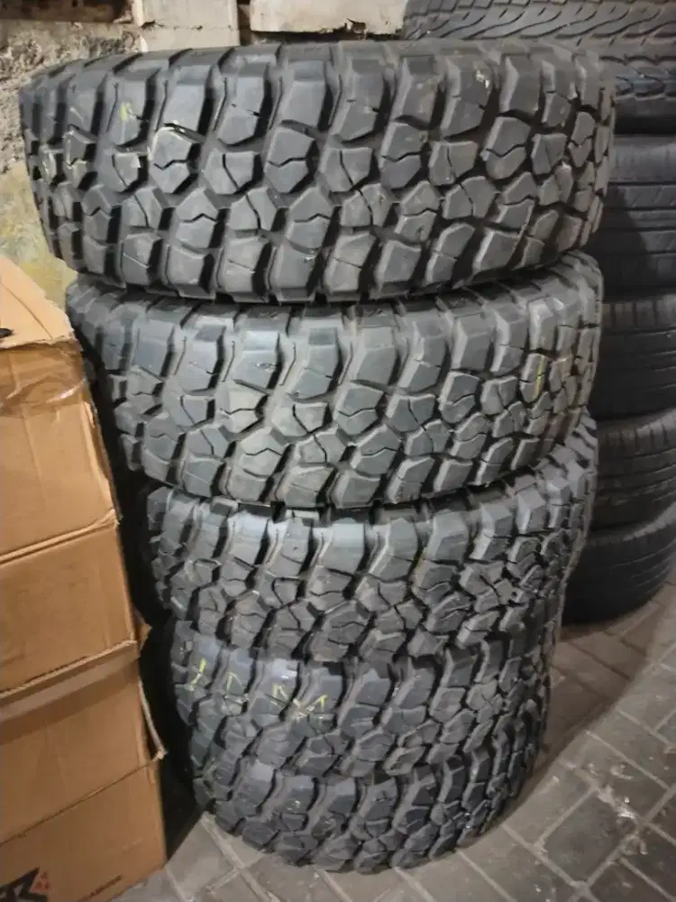 5 Ban 255/75/17 BF Goodrich MT KM2 USA Tahun 2022