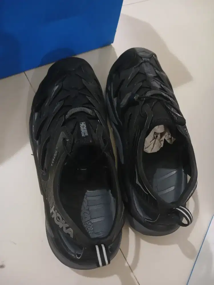 Sendal atau Sepatu hoka