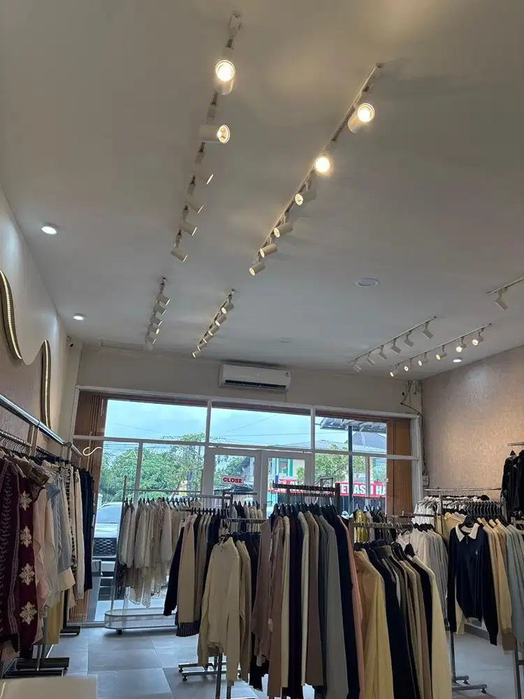 Cari pegawai wanita untuk ditoko pakaian