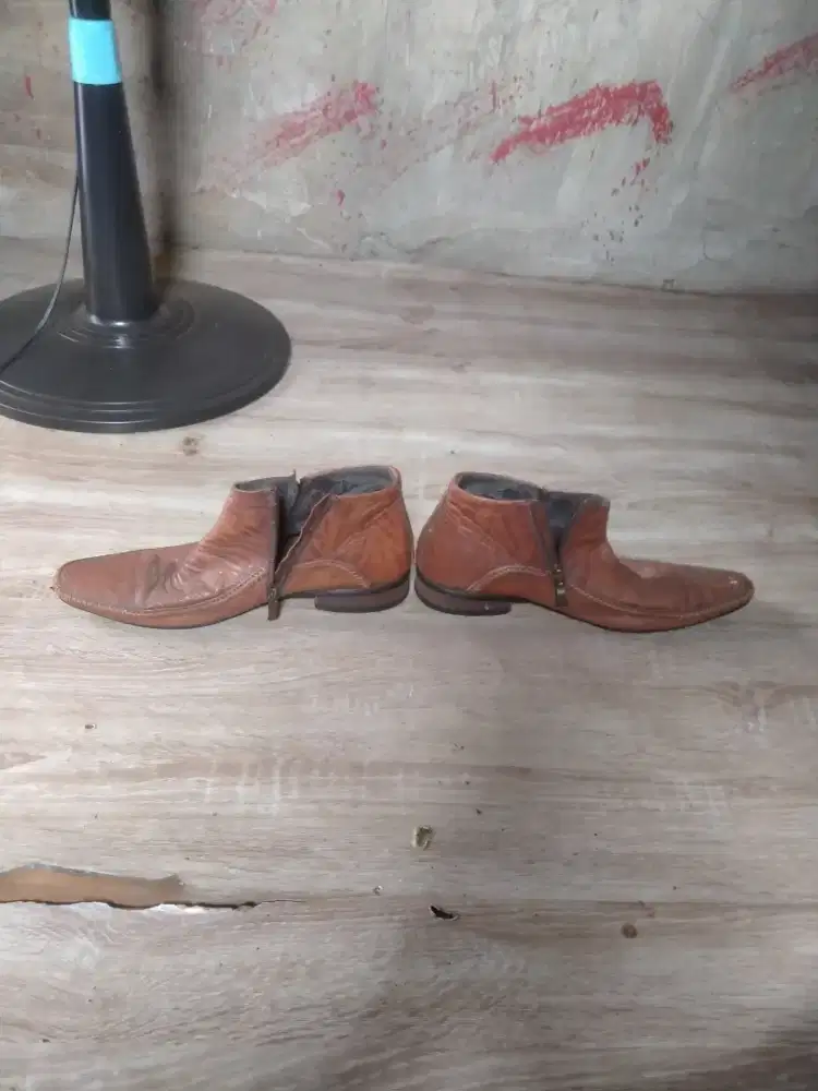 Sepatu pantofel bekas ukuran 40