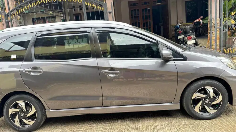 Dijual Honda Mobilio RS Abu-Abu –Terawat, Tangan Pertama, KM Rendah