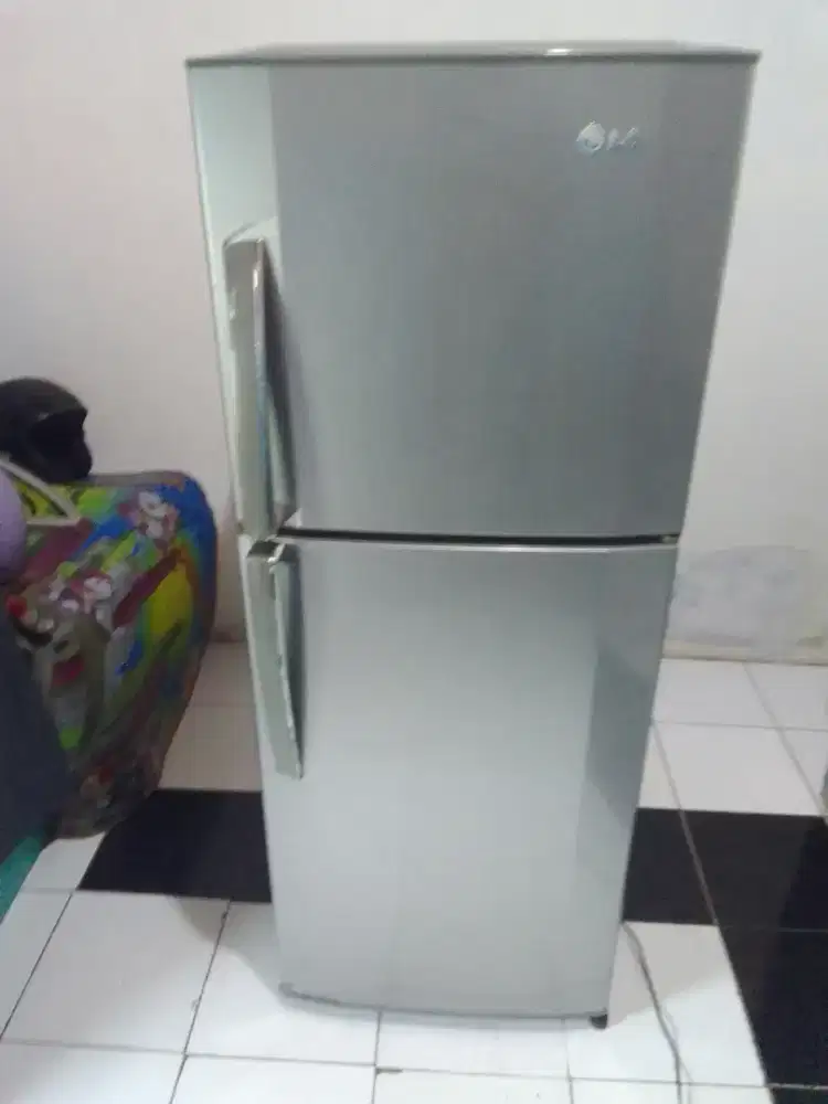 Kulkas 2 pintu merk LG mesin orsinil siap pakai