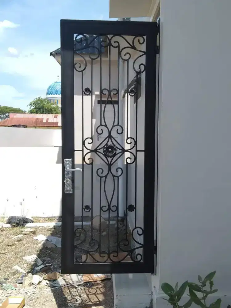 Pintu besi satudaun pintu