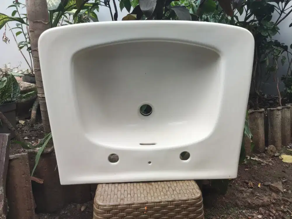 Wastafel kamar mandi merk TOTO