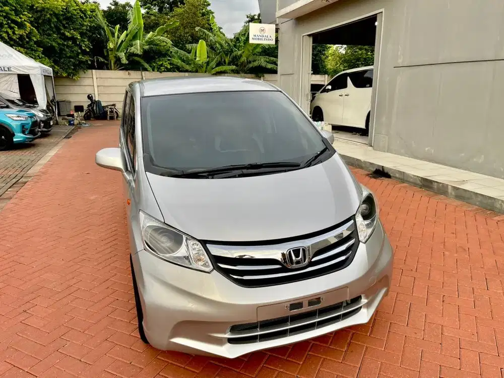 Honda Freed 1.5 A 2012 AT silver metallic