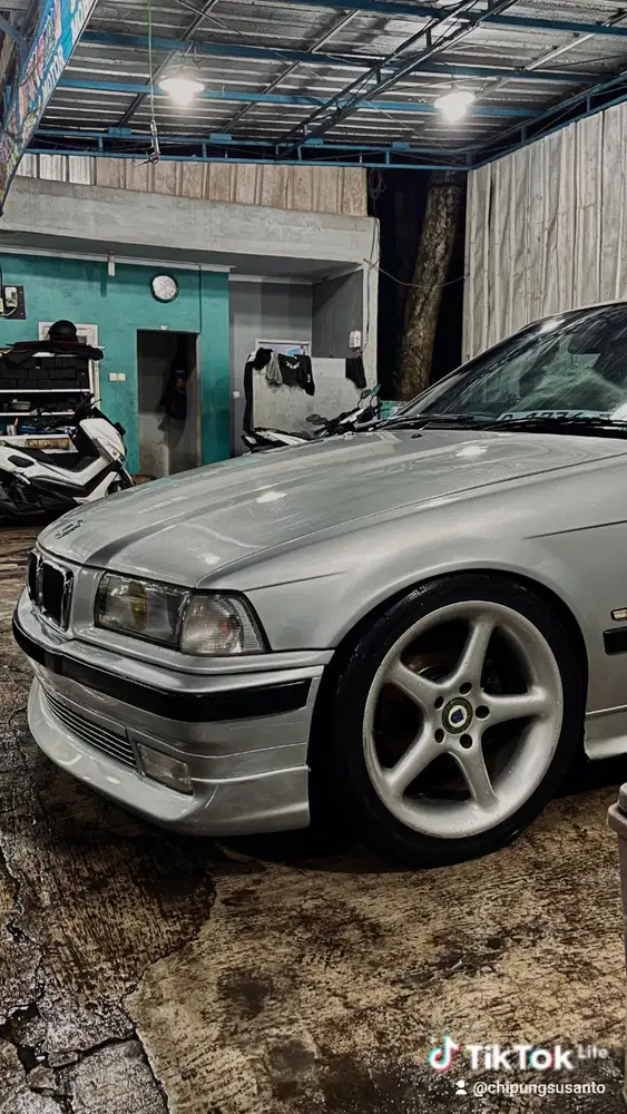 BMW 323i 1997 Bensin