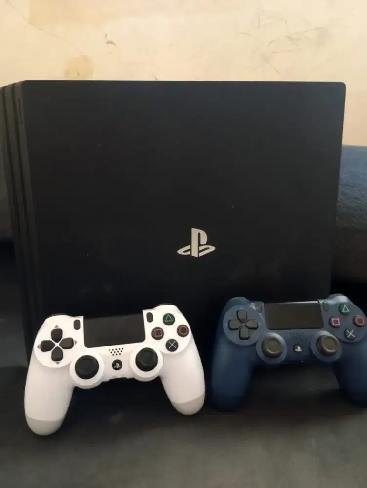 Di jual ps4 pro 1gb ori main on line dan offline + 4pcs bd kaset ori