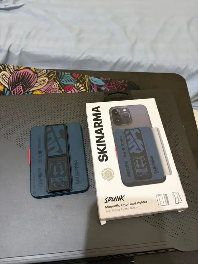 Card holder SKINARMA