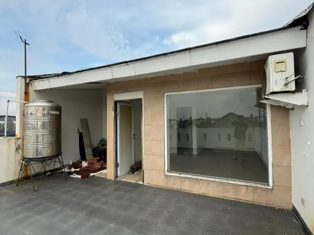 Rumah 3 Lantai 4 Kamar Hadap Timur di Sektor 1E