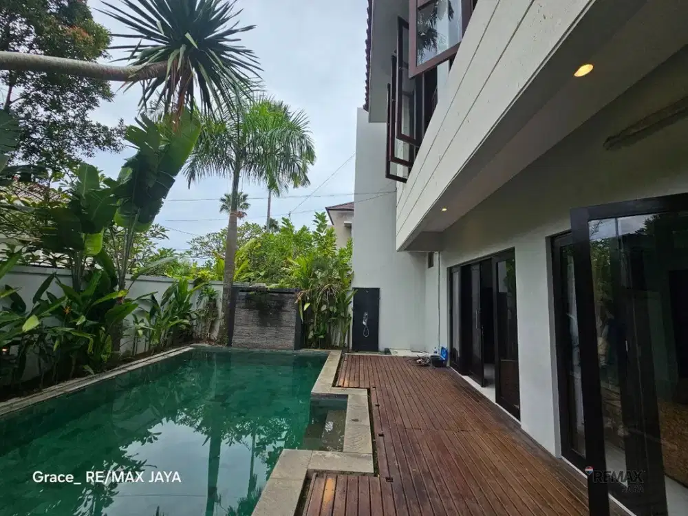 The Luxuri Villa 4 Bedroom For Rent, In Sunset Road, Kuta Area