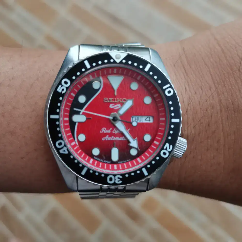 1101. JAM TANGAN SEIKO 5 MOD RED SPESIAL AUTOMATIC STAINLEES STELL  L