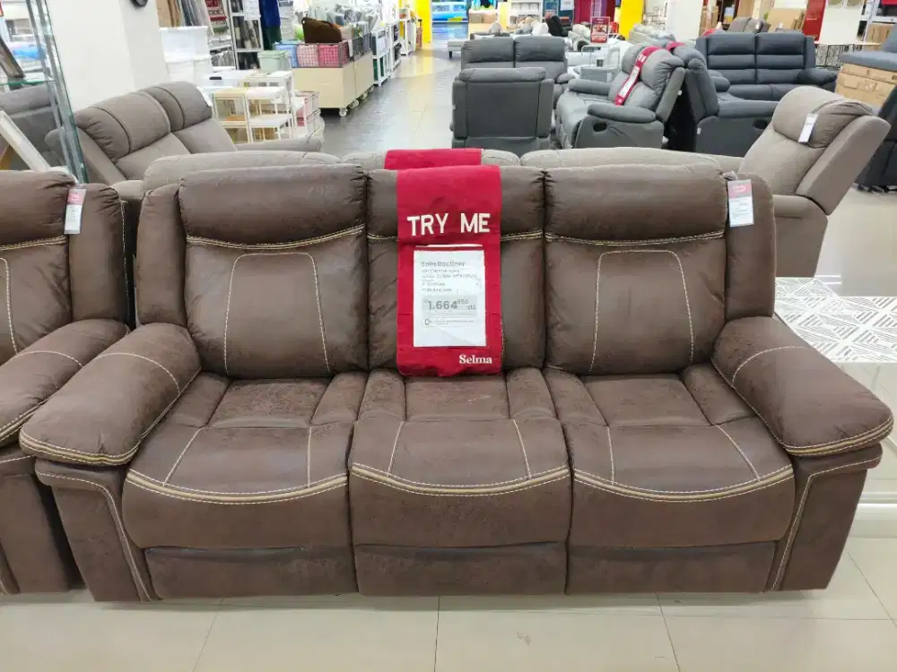 Sofa Recliner Premium – Kenyamanan Optimal untuk Relaksasi di Rumah