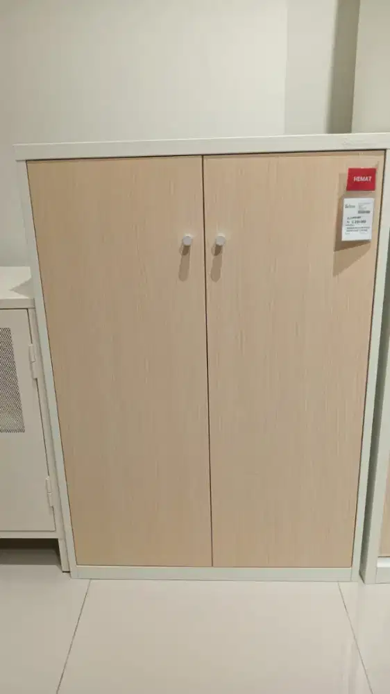 Lemari arsip bahan metal