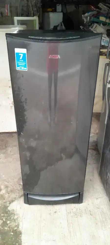 Kulkas 1 pintu Aqua hitam