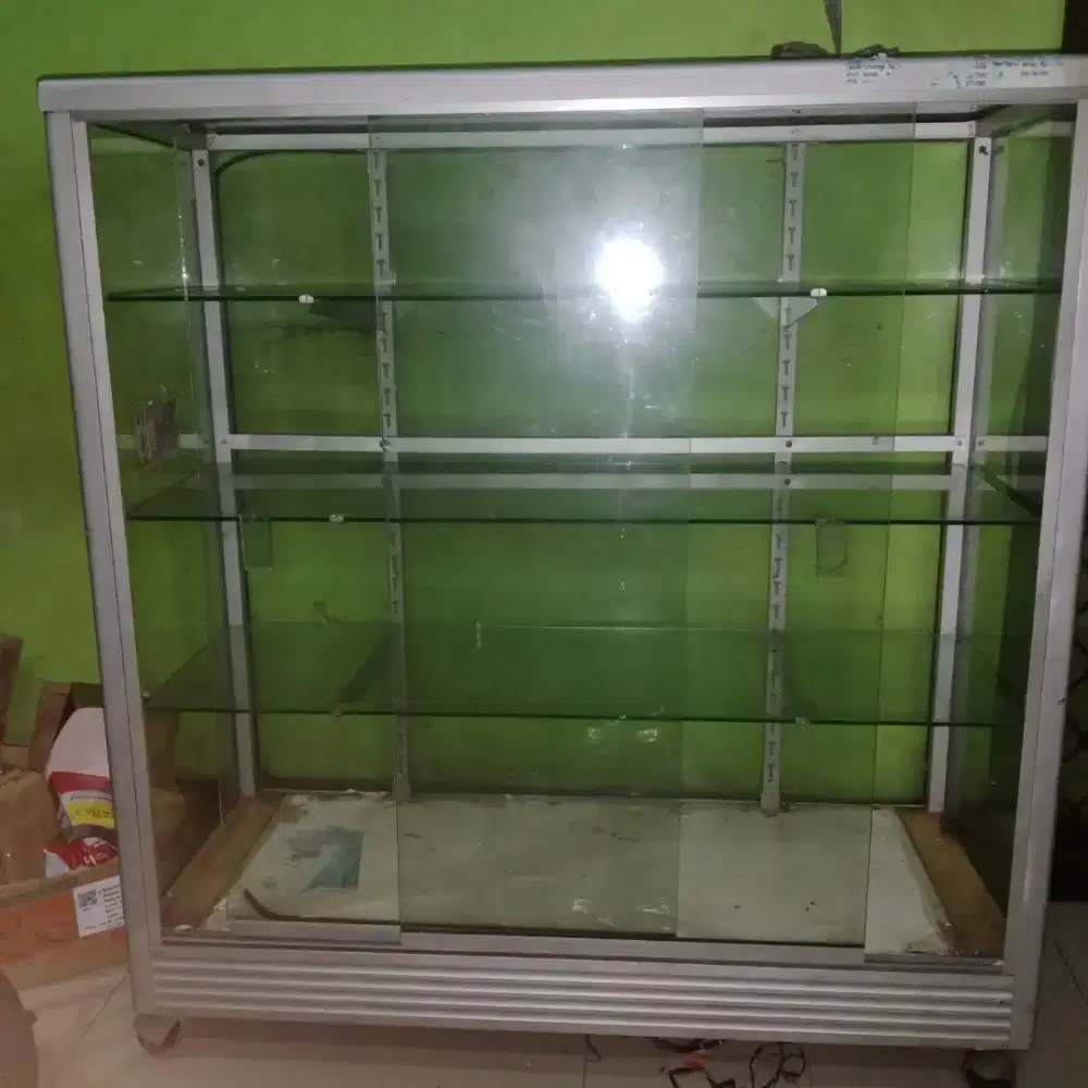 LEMARI KACA BUAT JUALAN