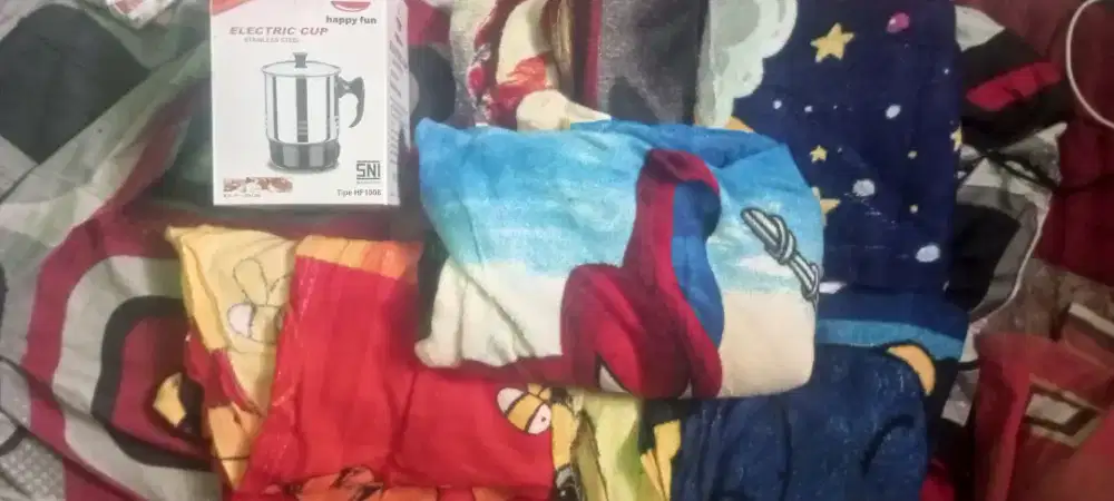 Selimut bulu uk.120x185 dan mug elektrik uk14