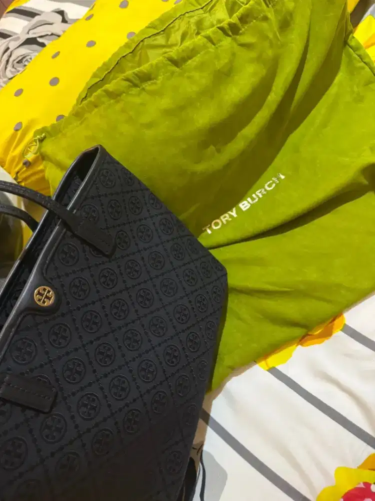 Tory Burch T Monogram Small Zip Tote berwarna hitam.