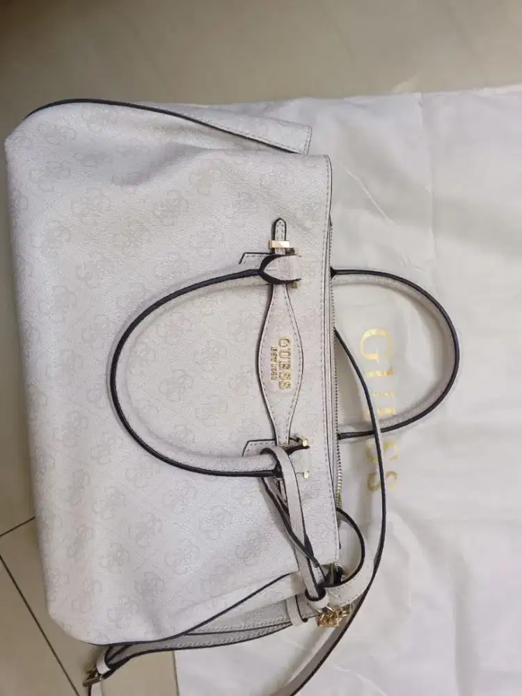 Tas Guess wanita