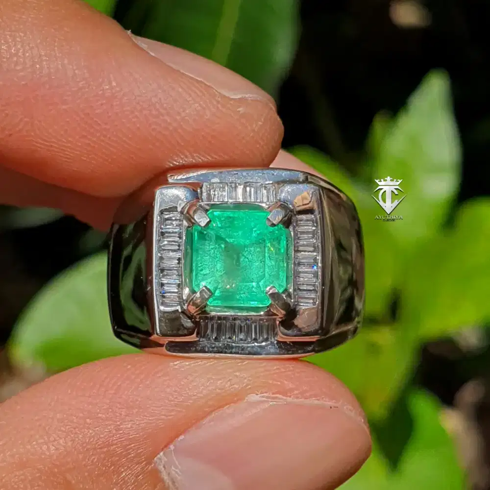Batu Natural Emerald Beryl Colombia 1.94 Minor Moderate GRI Memo