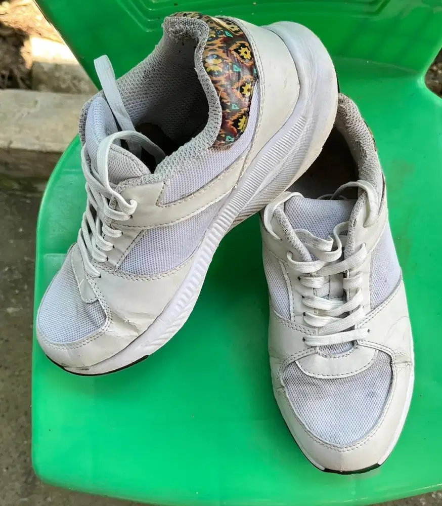 Sepatu olahraga uk 42