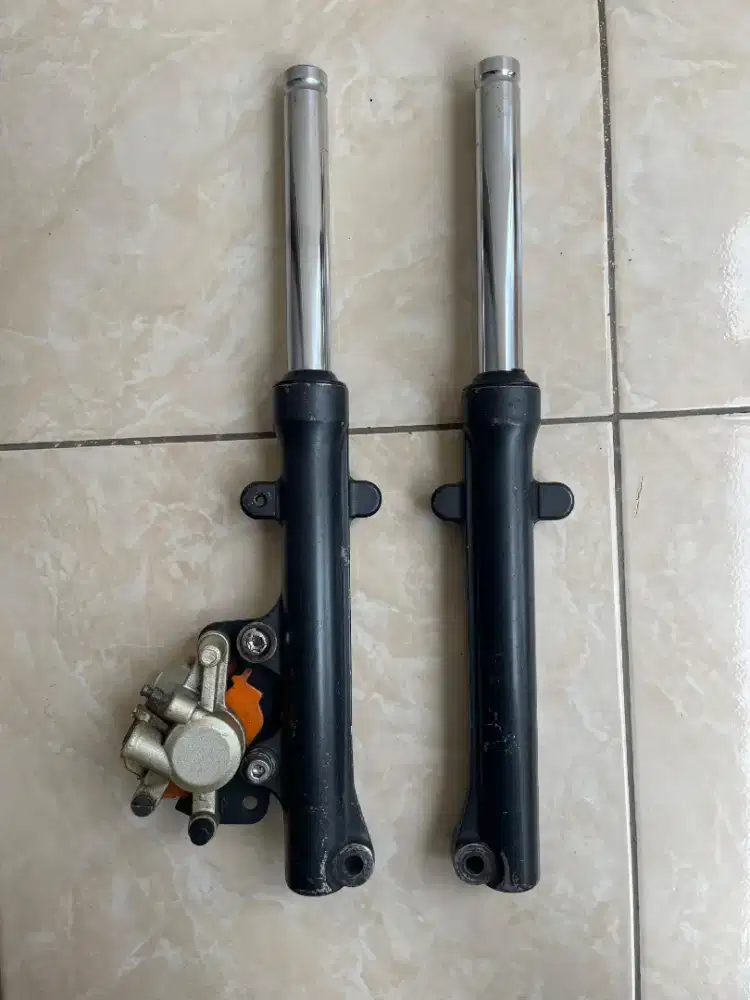 Shock depan ORI Yamaha dan master rem plus kaliver