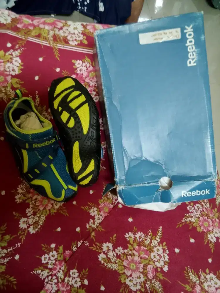 New sepatu anak Reebok sz 22 cm ( dus agak rusak,sepatu NeW)