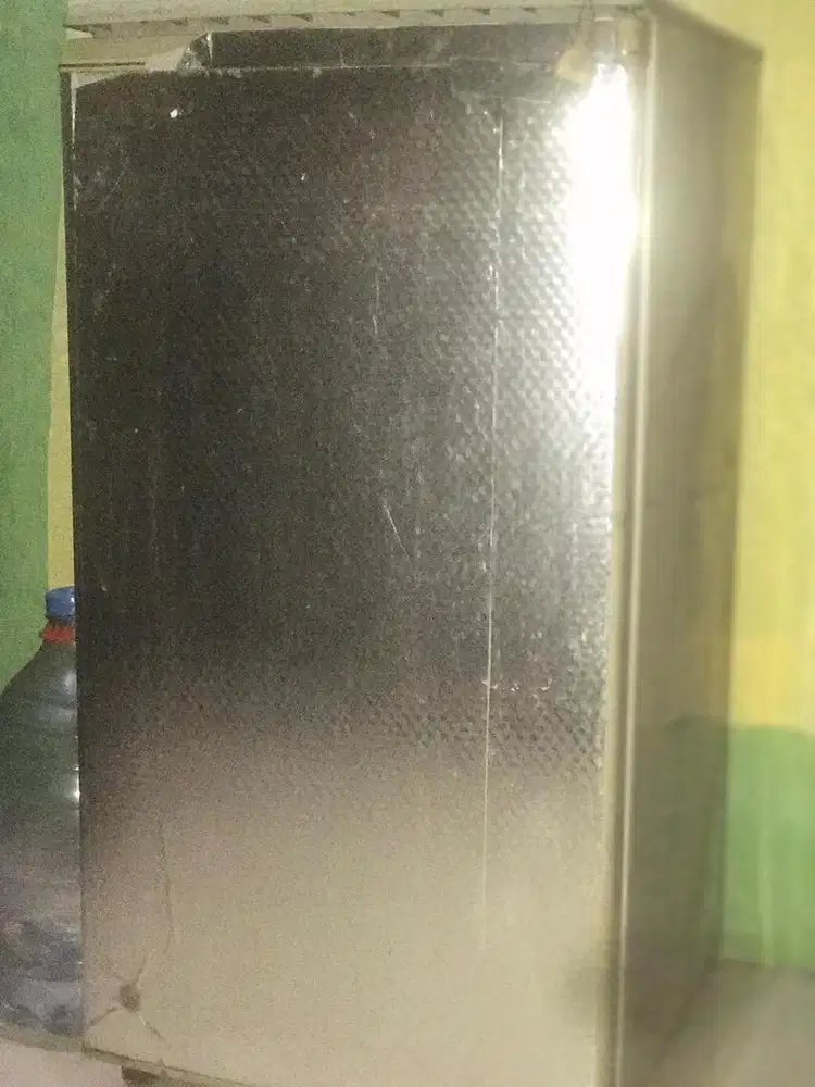Jual kulkas 1 pintu bekas merk toshiba kondisi jln lumayan