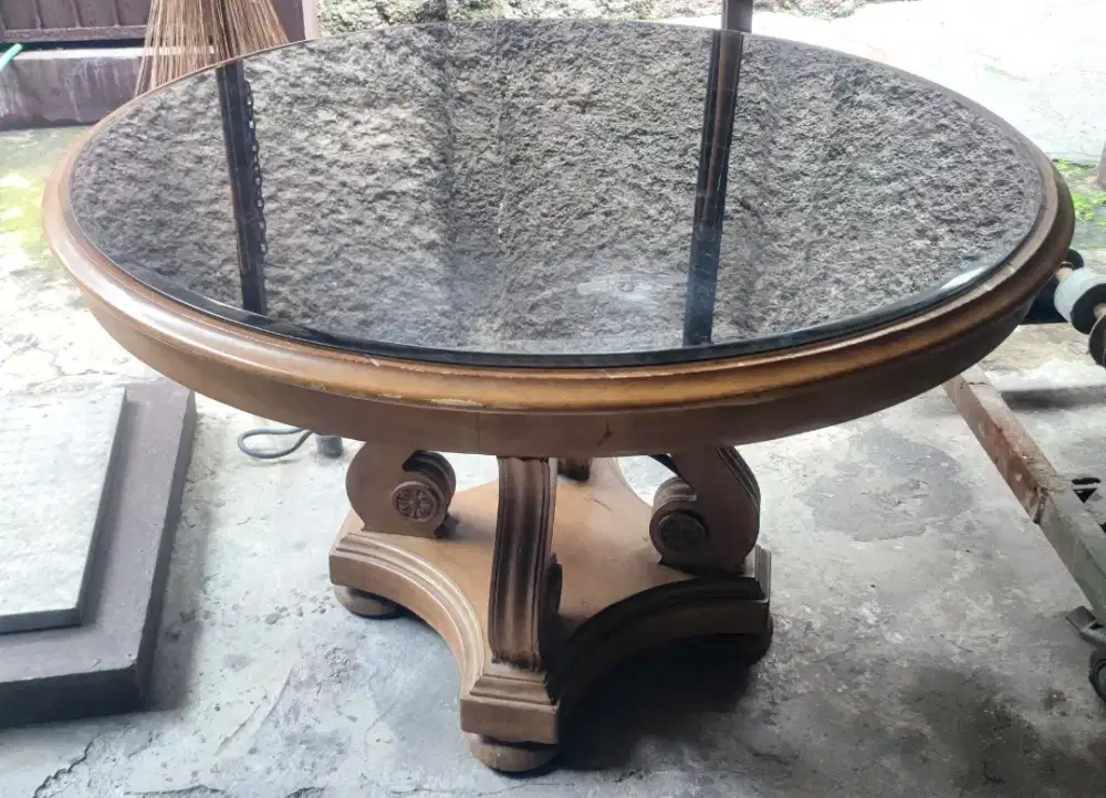 Meja Makan Bulat Kayu Jati Kaki Kekar