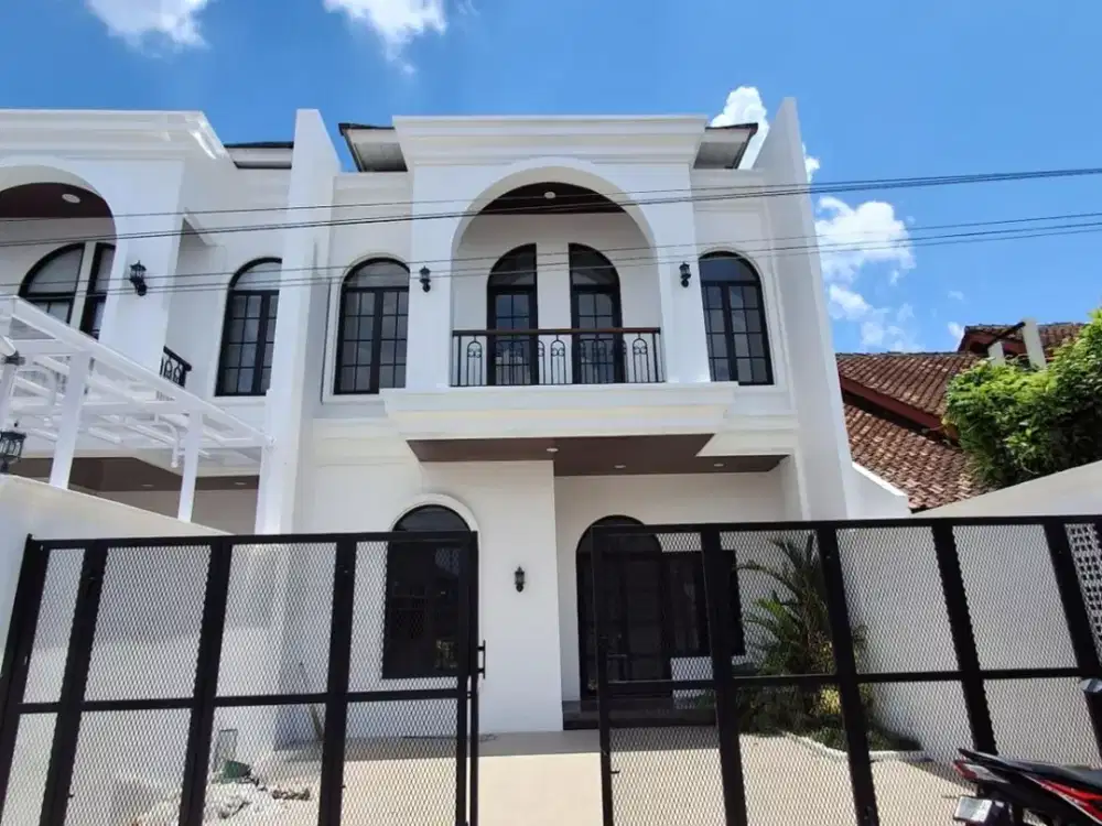 DIJUAL RUMAH 2 LANTAI MEWAH KLASIK SHM DI WEDOMARTANI NGEMPLAK SLEMAN DEKAT STADION MAGUWOHARJO