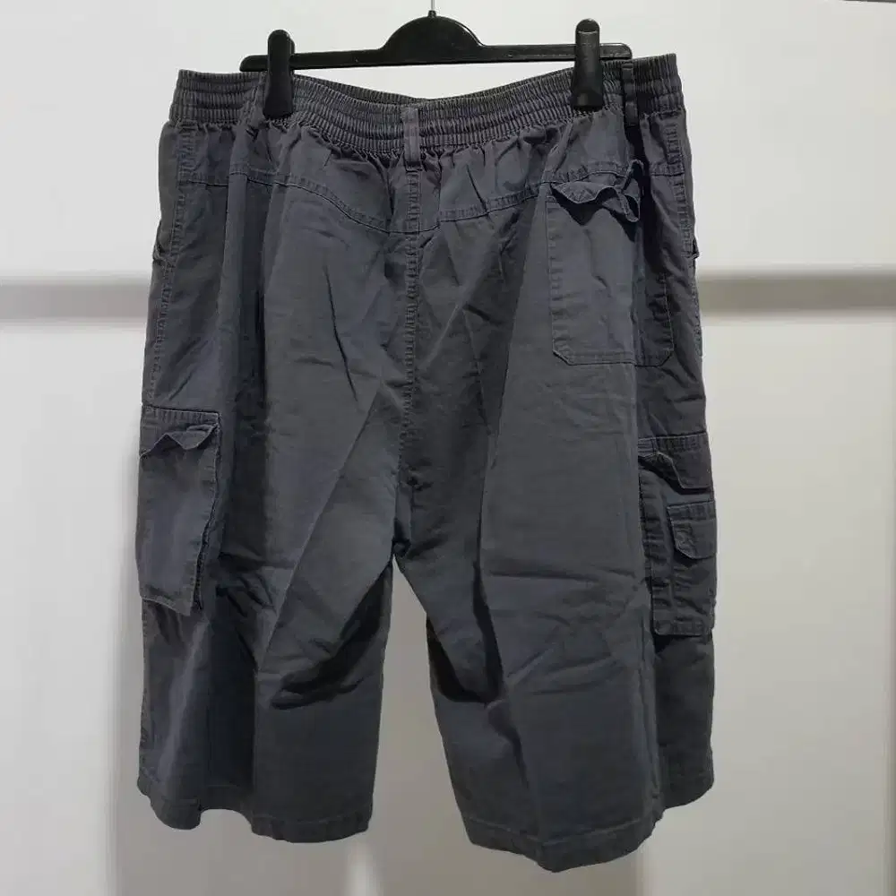 Celana Pendek Cargo Pria Warna Abu-Abu Gelap (Dark Gray) Bahan Stretch