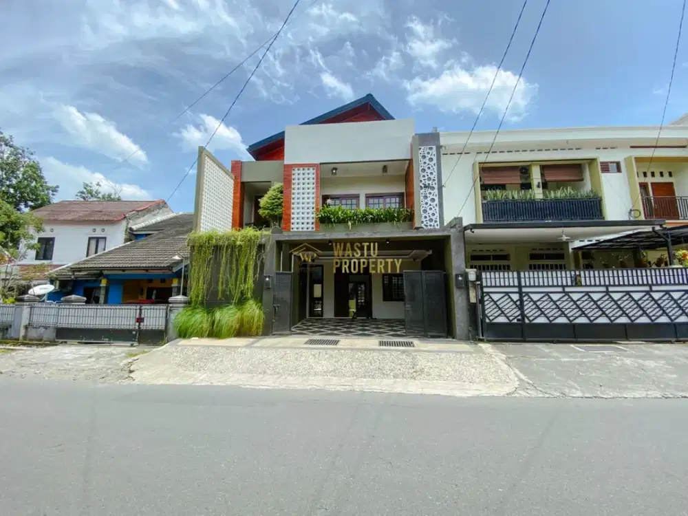 DIJUAL RUMAH MEWAH 3 LANTAI DI MAGUWOHARJO SLEMAN DEKAT STADION MANAHAN