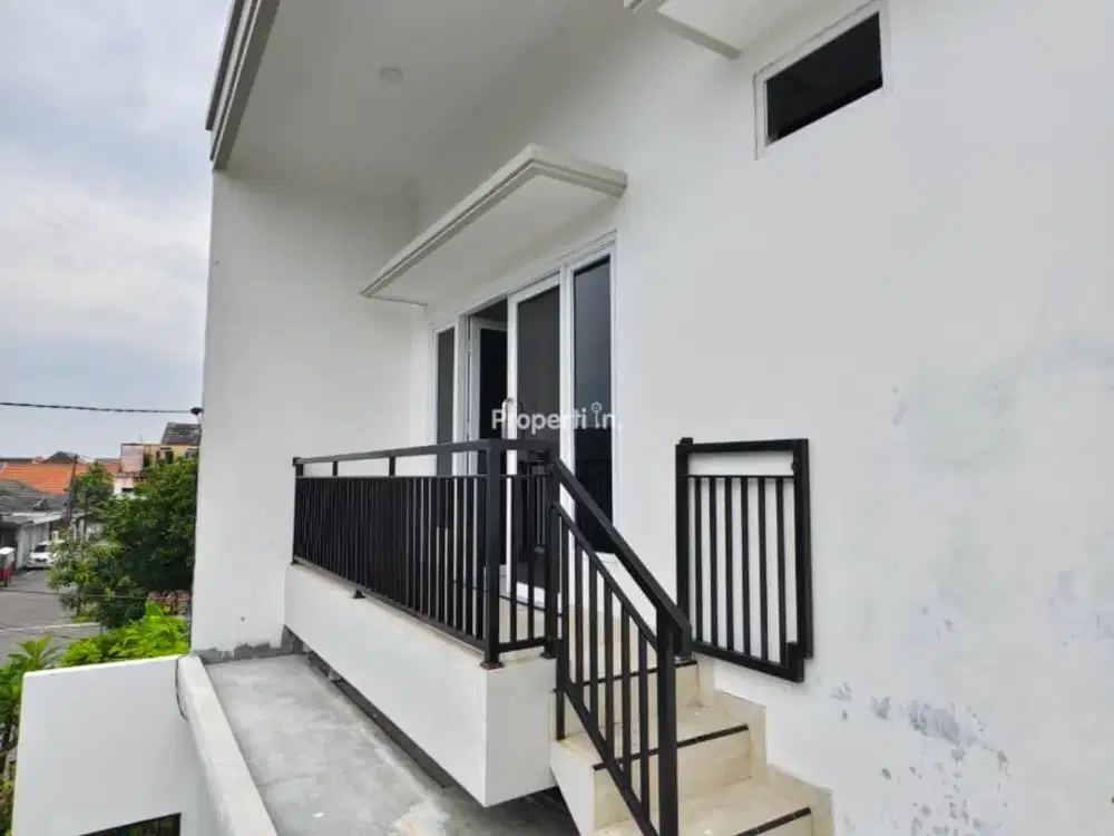 Rumah 2 Lantai Modern Semolowaru Elok Siap Huni Tanpa Renovasi