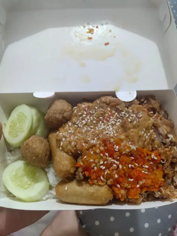 Karyawan Ayam Geprek dan bakmi