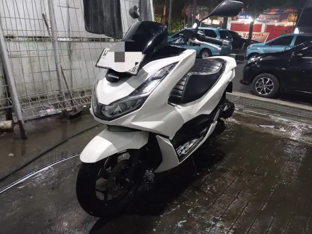 Jual Motor Honda PCX tahun 2023, warna putih, siap pakai, plat W
